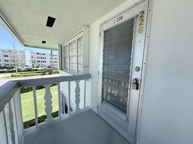 226 Windsor J, West Palm Beach, FL 33417