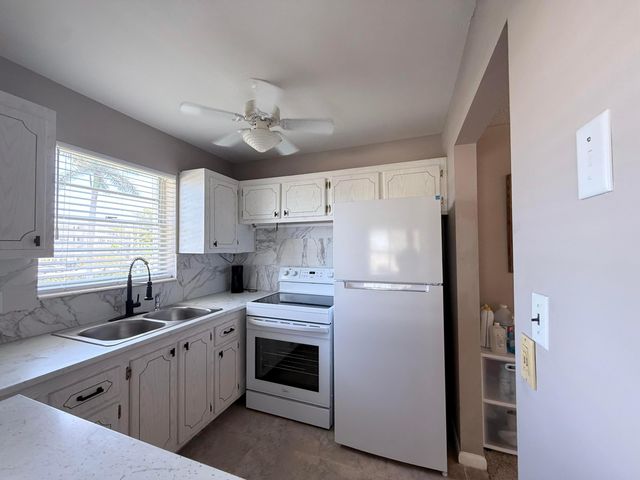 226 Windsor J, West Palm Beach, FL 33417