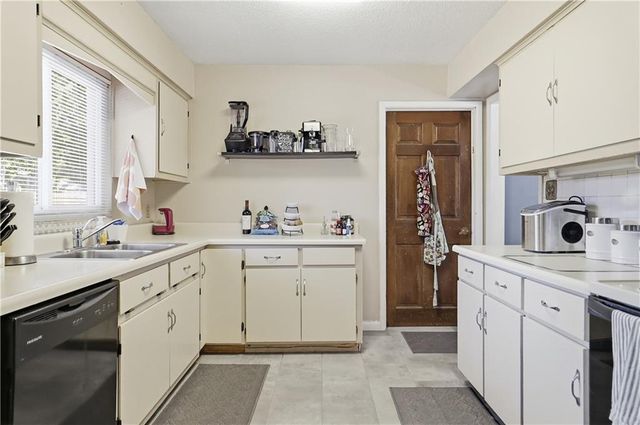 5914 N Park Avenue, Gladstone, MO 64118