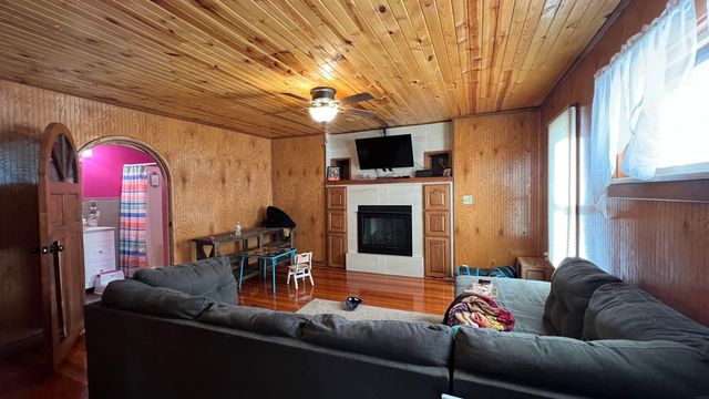 423 W Spring Street, New Hampton, IA 50659