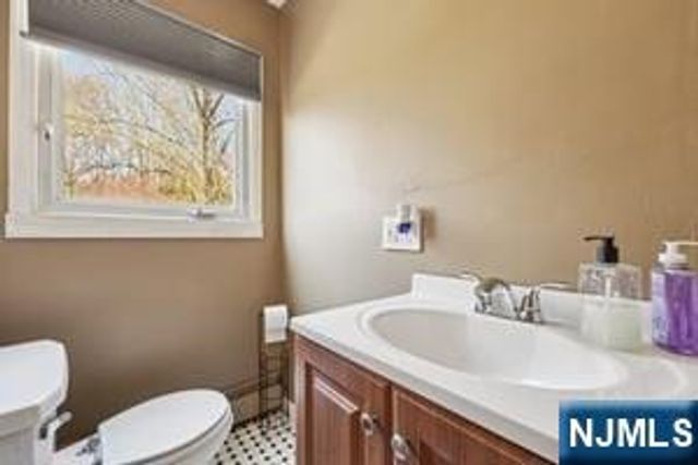 22 John Circle, Norwood, NJ 07648