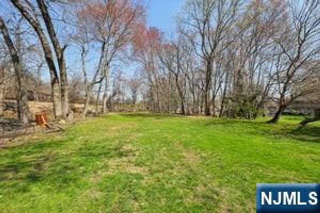 22 John Circle, Norwood, NJ 07648