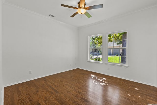 11 Granburg Cir, San Antonio, TX 78218