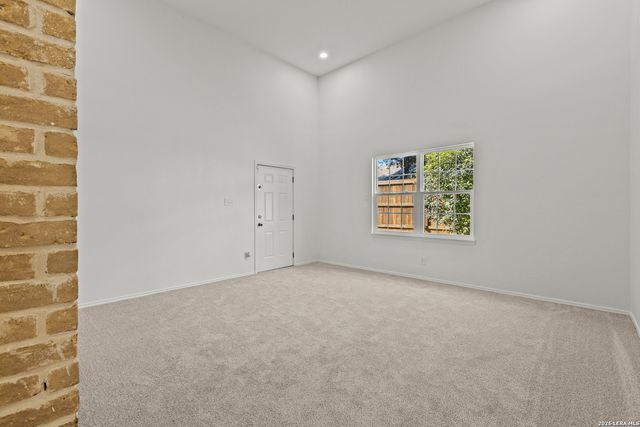 11 Granburg Cir, San Antonio, TX 78218