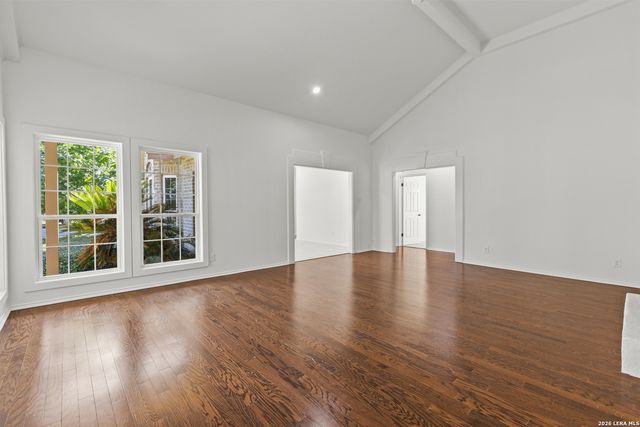 11 Granburg Cir, San Antonio, TX 78218