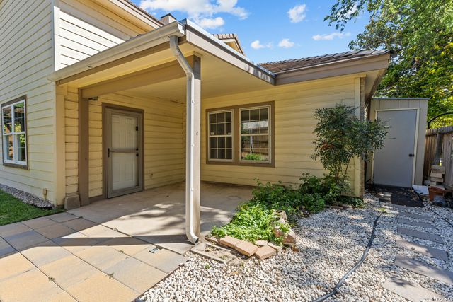 11 Granburg Cir, San Antonio, TX 78218