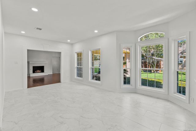 11 Granburg Cir, San Antonio, TX 78218
