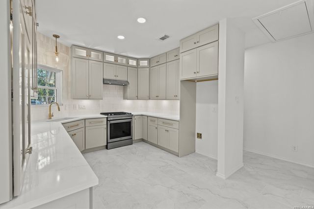 11 Granburg Cir, San Antonio, TX 78218