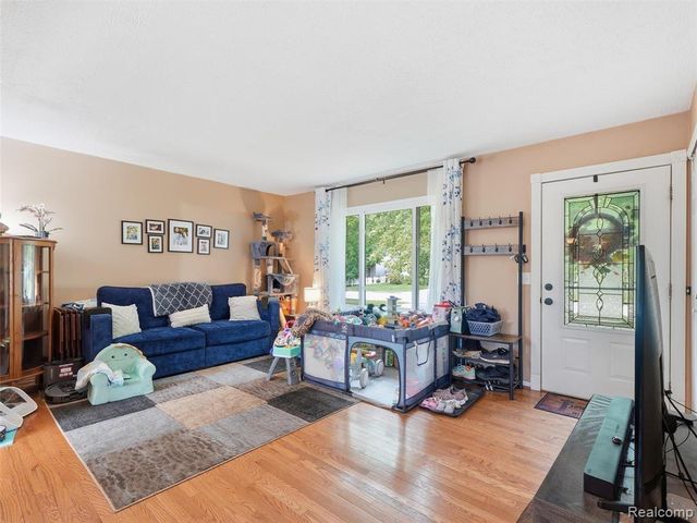 22820 Purdue Avenue, Farmington Hills, MI 48336