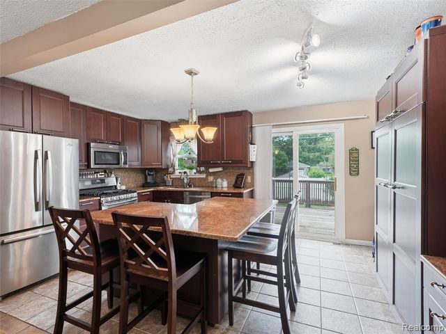 22820 Purdue Avenue, Farmington Hills, MI 48336