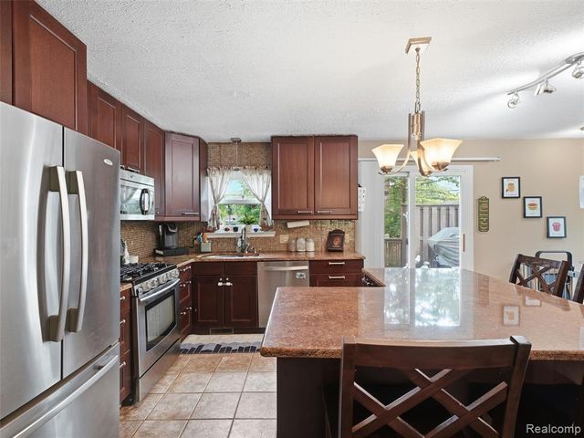 22820 Purdue Avenue, Farmington Hills, MI 48336