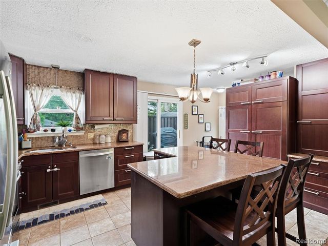 22820 Purdue Avenue, Farmington Hills, MI 48336