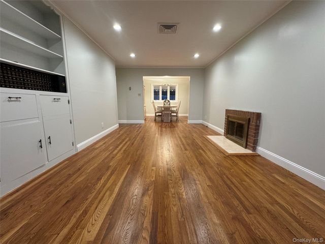 20 Gainsboro Lane, Syosset, NY 11791