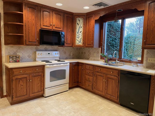 20 Gainsboro Lane, Syosset, NY 11791