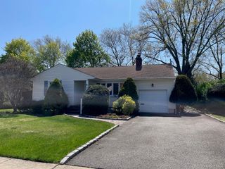 20 Gainsboro Lane, Syosset, NY 11791