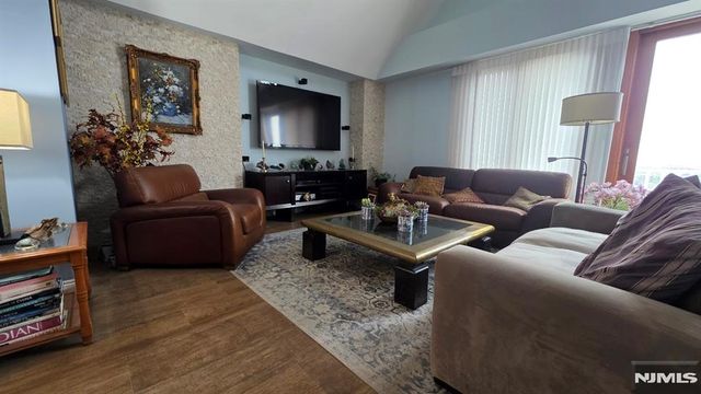 100-81 Shearwater, Jersey City, NJ 07305