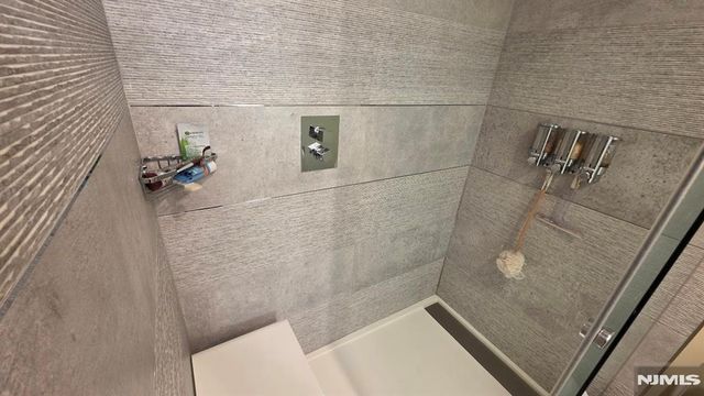 100-81 Shearwater, Jersey City, NJ 07305