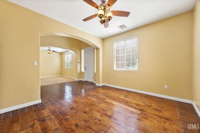 5803 Penn Station Lane, Bakersfield, CA 93311
