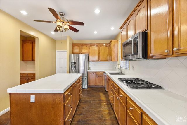 5803 Penn Station Lane, Bakersfield, CA 93311