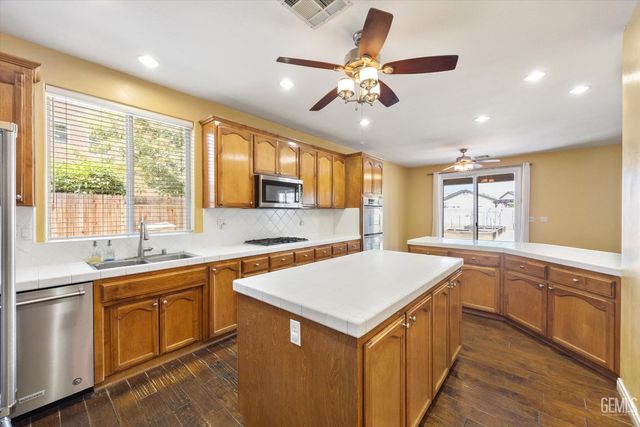 5803 Penn Station Lane, Bakersfield, CA 93311