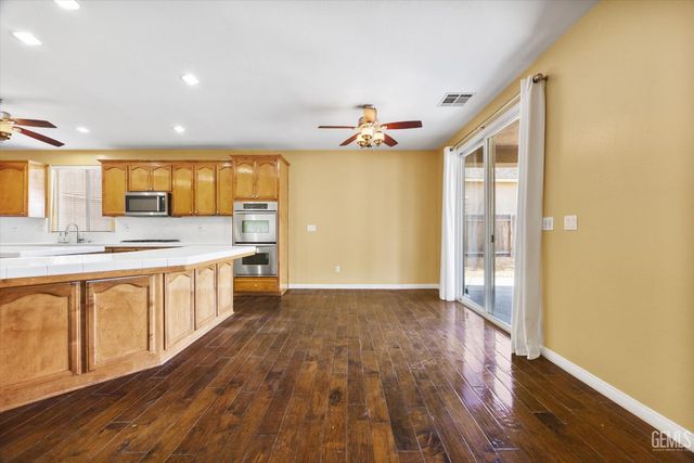 5803 Penn Station Lane, Bakersfield, CA 93311
