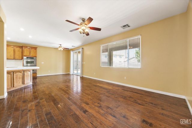 5803 Penn Station Lane, Bakersfield, CA 93311