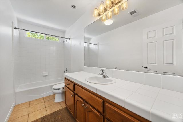 5803 Penn Station Lane, Bakersfield, CA 93311