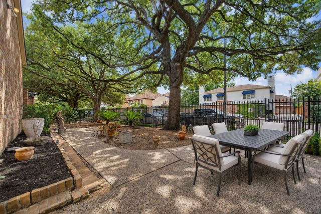 1723 Nantucket Drive, Houston, TX 77057