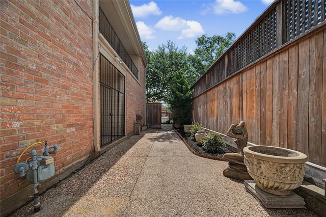 1723 Nantucket Drive, Houston, TX 77057