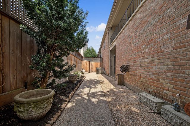 1723 Nantucket Drive, Houston, TX 77057