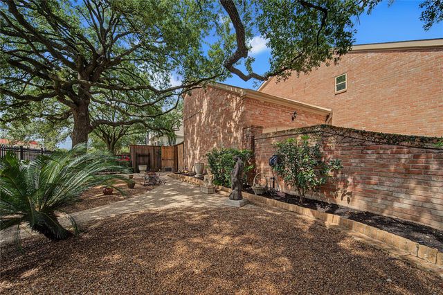 1723 Nantucket Drive, Houston, TX 77057