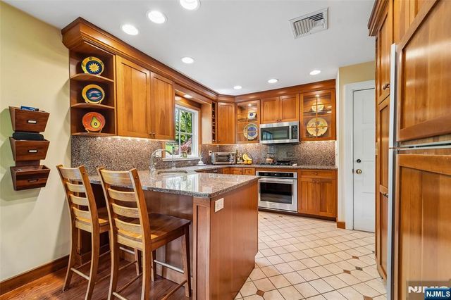 95 Knollton Road, Allendale, NJ 07401