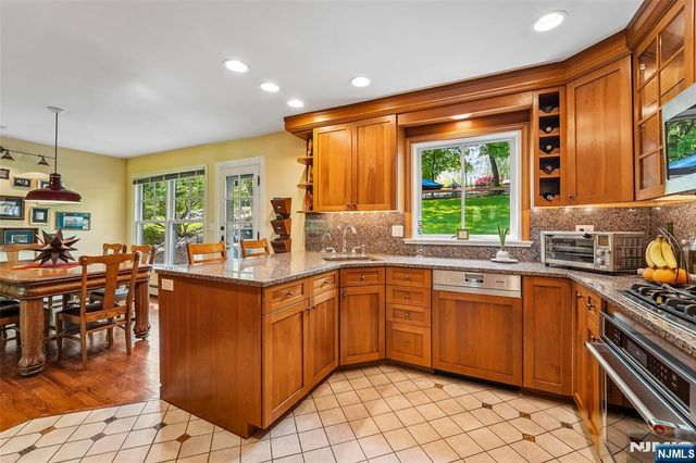 95 Knollton Road, Allendale, NJ 07401