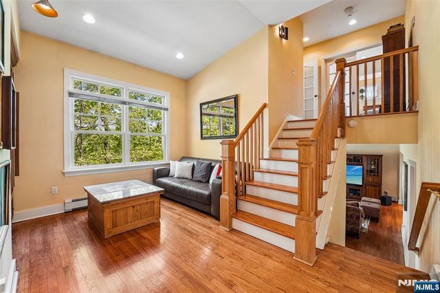 95 Knollton Road, Allendale, NJ 07401