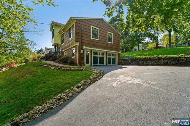 95 Knollton Road, Allendale, NJ 07401