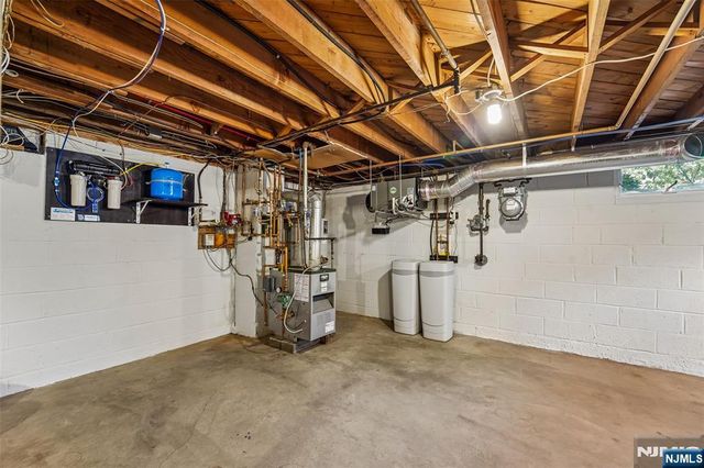 95 Knollton Road, Allendale, NJ 07401