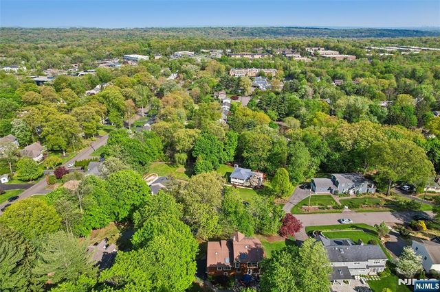 95 Knollton Road, Allendale, NJ 07401
