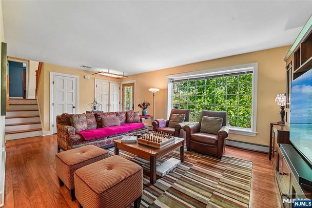 95 Knollton Road, Allendale, NJ 07401
