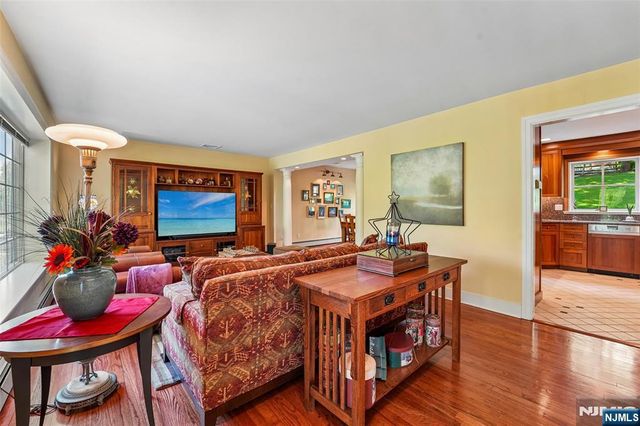 95 Knollton Road, Allendale, NJ 07401