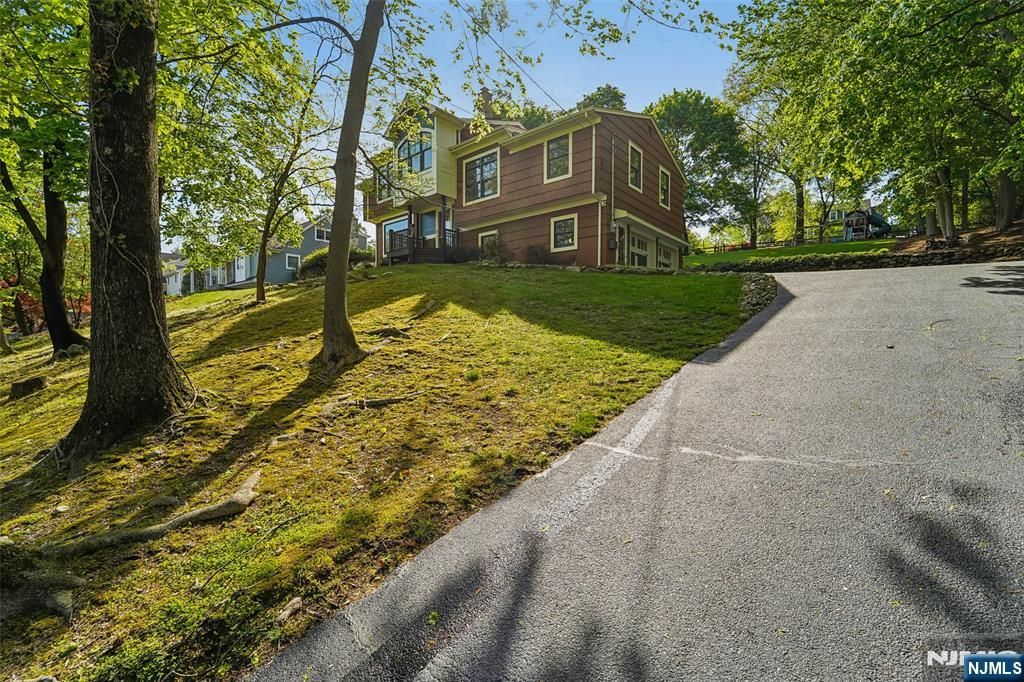 95 Knollton Road, Allendale, NJ 07401