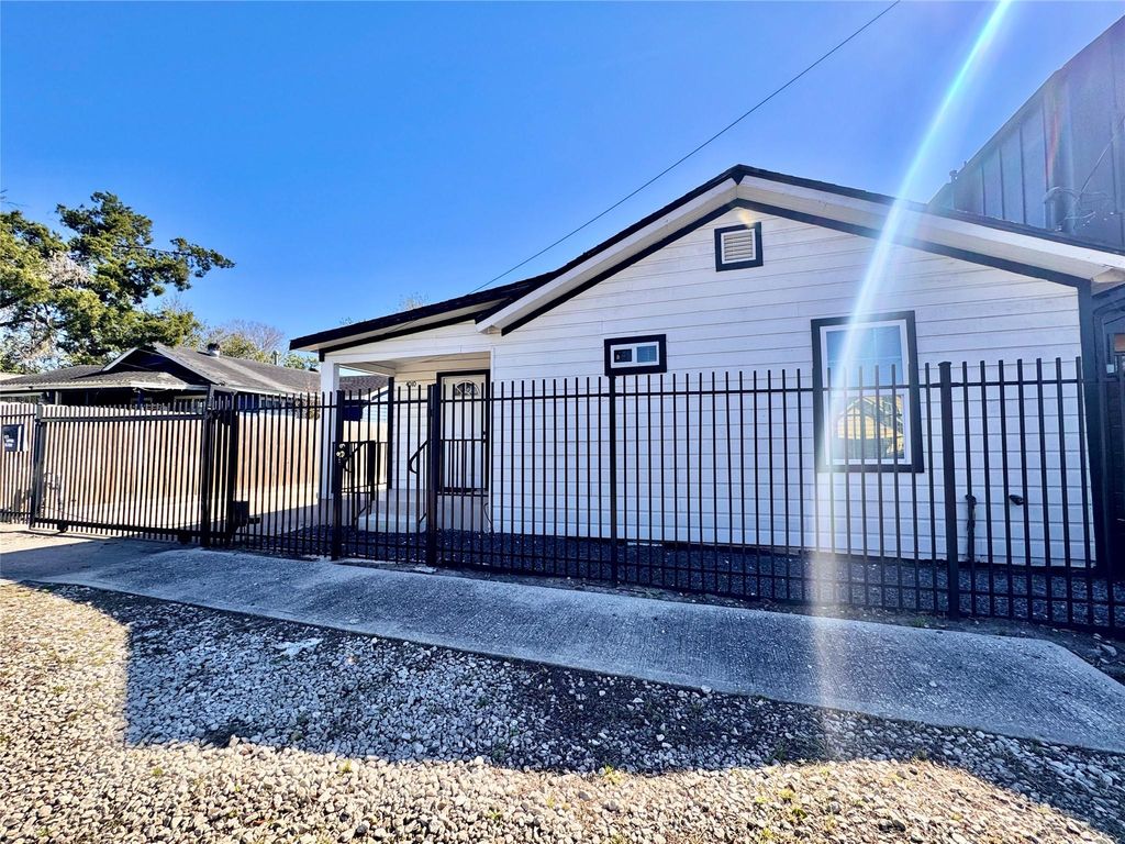 4010 Chapman Street, Houston, TX 77009