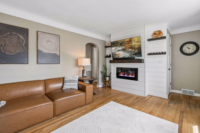 1877 Graham Avenue, Saint Paul, MN 55116