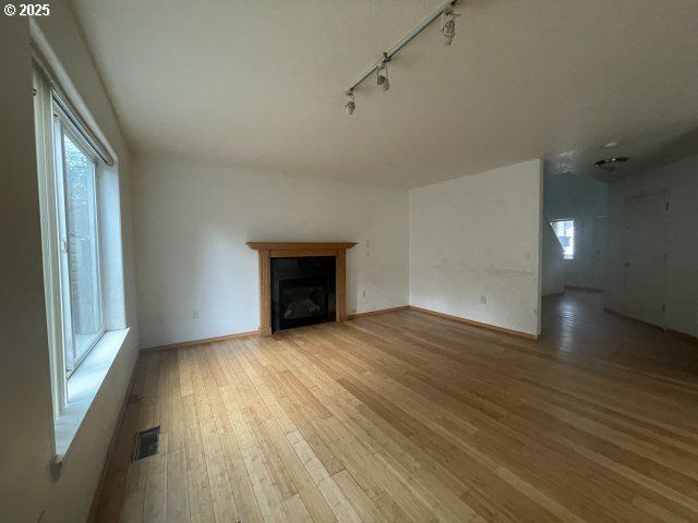 1006 Ne MARINERS Loop, Portland, OR 97211