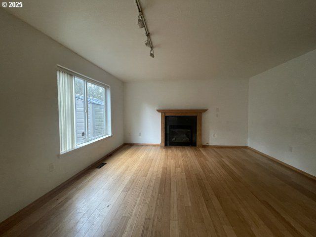 1006 Ne MARINERS Loop, Portland, OR 97211