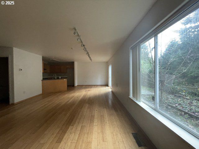 1006 Ne MARINERS Loop, Portland, OR 97211