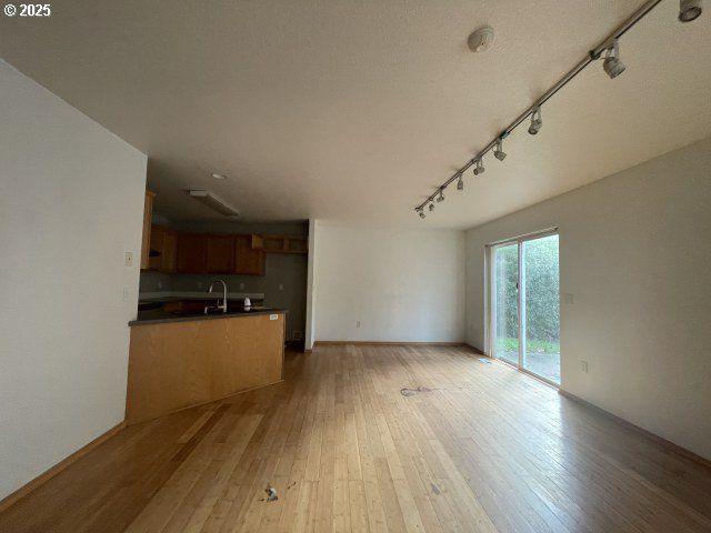 1006 Ne MARINERS Loop, Portland, OR 97211