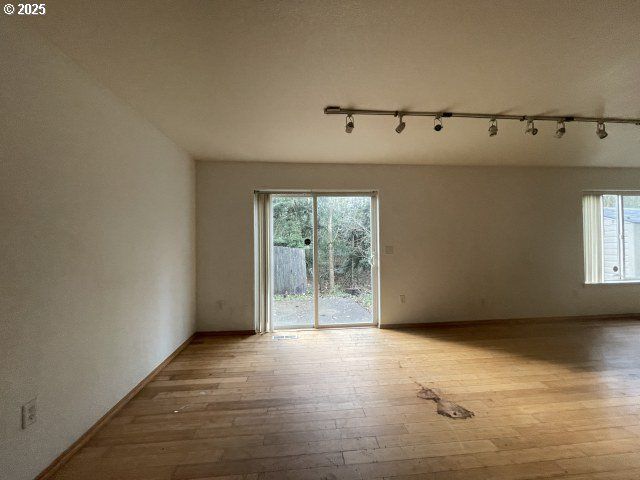 1006 Ne MARINERS Loop, Portland, OR 97211