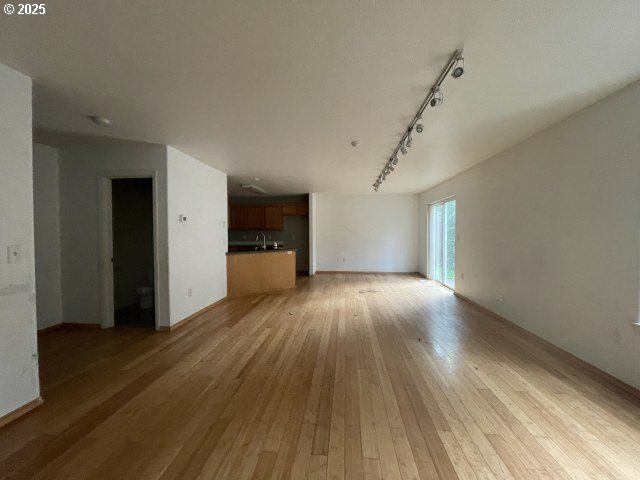 1006 Ne MARINERS Loop, Portland, OR 97211