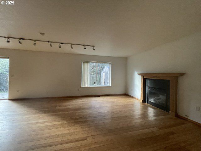 1006 Ne MARINERS Loop, Portland, OR 97211