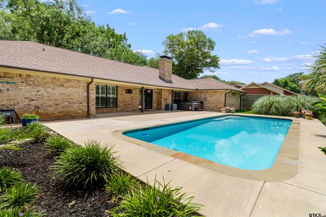 2209 Monica Ln, Palestine, TX 75803
